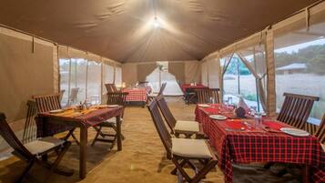 Menyajikan hidangan lokal dan internasional