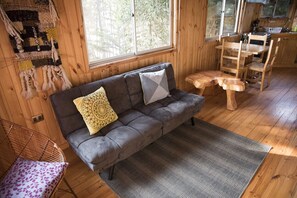 独特小屋 | 起居区 | 32-英寸LED 电视 （配备有线频道）、电视