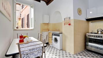 Apartamento, 1 habitación | Cocina privada | Cafetera o tetera, frigorífico grande, microondas y placa de cocina
