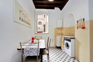 Appartement, 1 chambre | Cuisine privée | Grand réfrigérateur, micro-ondes, plaque de cuisson, lave-vaisselle