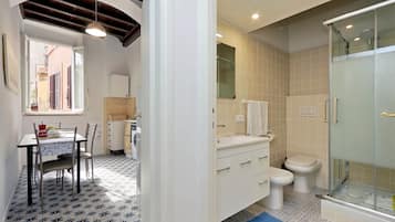 Apartamento, 1 quarto | Banheiro | Chuveiro, chuveiro com efeito de chuva, secador de cabelo, bidê