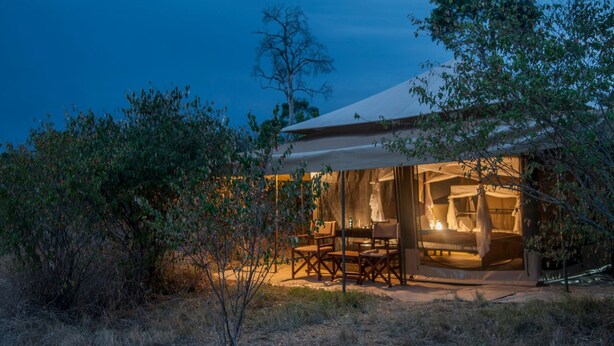 Desk, bed sheets - Acacia Migration Camp Ndutu (Ngorongoro)