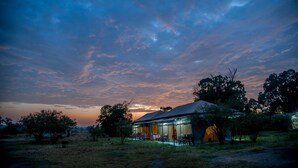 Desk, bed sheets - Acacia Migration Camp Ndutu (Ngorongoro)