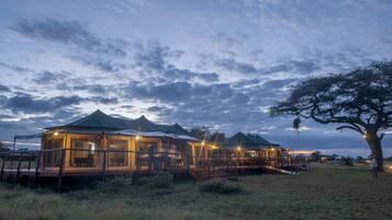 Bagian depan properti - sore/malam