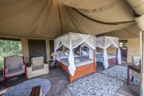Desk, bed sheets - Acacia Seronera Luxury Camp (Serengeti)