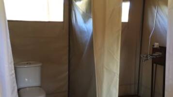 Deep-soaking bathtub, rainfall showerhead, free toiletries, slippers