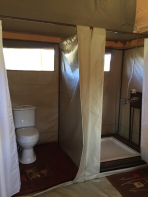 Deep-soaking bathtub, rainfall showerhead, free toiletries, slippers - Acacia Tarangire Luxury Camp (Tarangire National Park)