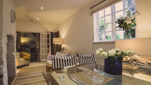 Lounge - Bars Hill Cottage - The Best Kept Little Secret in Old Town Cowes (Cowes)