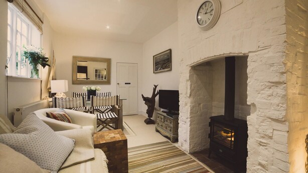 Lounge - Bars Hill Cottage - The Best Kept Little Secret in Old Town Cowes (Cowes)