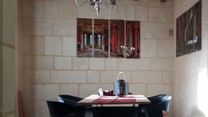 A dining area with a table set for four, surrounded by black chairs. A chandelier hangs from the ceiling, and a painting is displayed on the wall. - Nature & Chateaux à Azay le Rideau (Azay-le-Rideau)