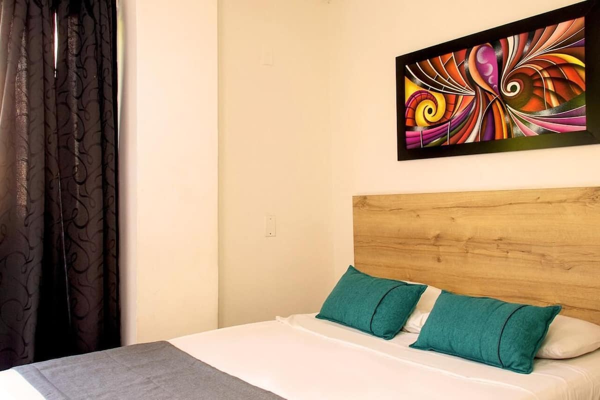 Cortinas blackout, wifi gratis y ropa de cama