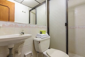 Driepersoonskamer, meerdere bedden, niet-roken | Badkamer | Een douche, een regendouche, een bidet, vloerverwarming