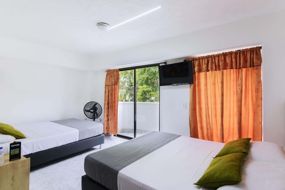 Cortinas blackout, wifi gratis y ropa de cama