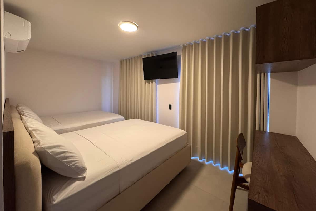 Habitación triple económica, 2 camas matrimoniales, para no fumadores | Sábanas de algodón egipcio y ropa de cama de alta calidad
