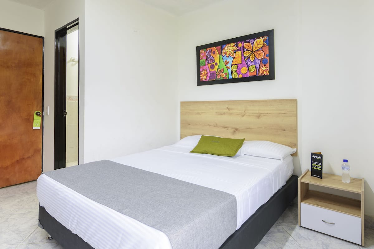 Cortinas blackout, wifi gratis y ropa de cama