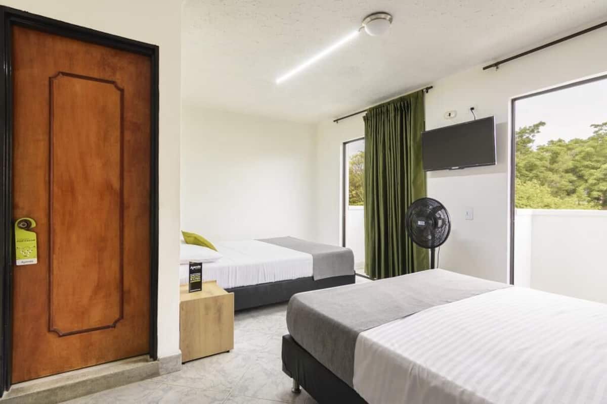 Cortinas blackout, wifi gratis y ropa de cama