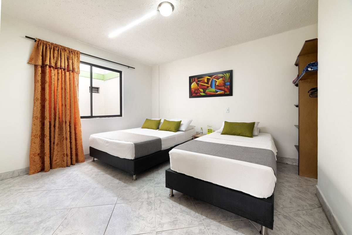 Cortinas blackout, wifi gratis y ropa de cama