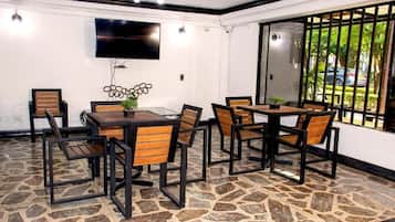 Cortinas opacas, wifi gratis, ropa de cama