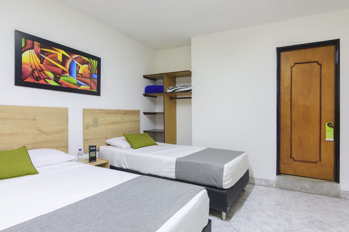 Cortinas blackout, wifi gratis y ropa de cama