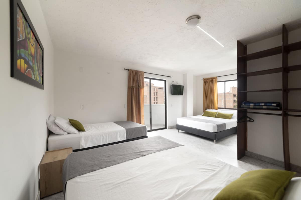 Cortinas blackout, wifi gratis y ropa de cama