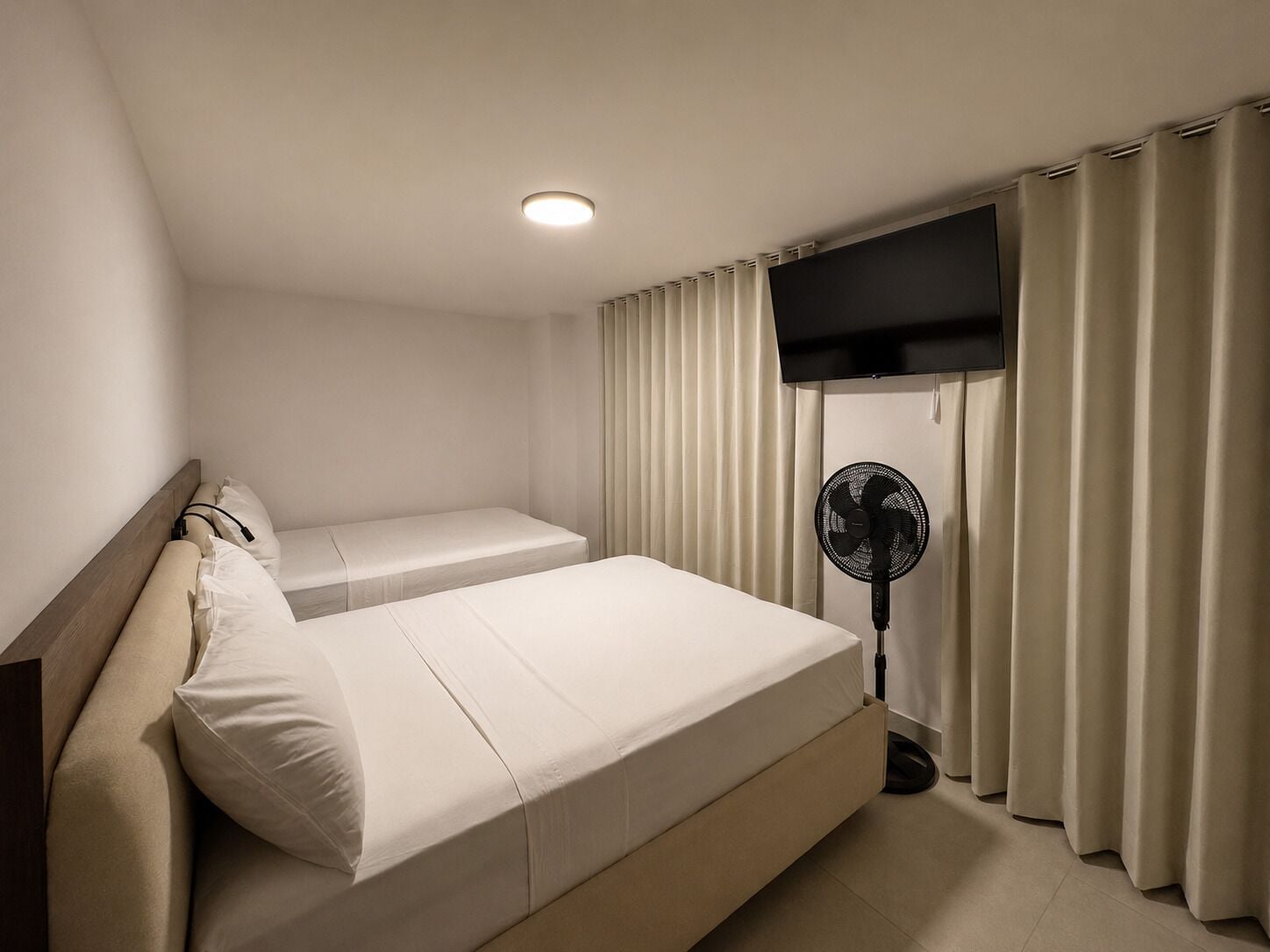 Habitación triple económica, 2 camas matrimoniales, para no fumadores | Sábanas de algodón egipcio y ropa de cama de alta calidad 