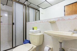 Eenvoudige Twin kamer, 2 eenpersoonsbedden, niet-roken | Badkamer | Een douche, een regendouche, een bidet, vloerverwarming