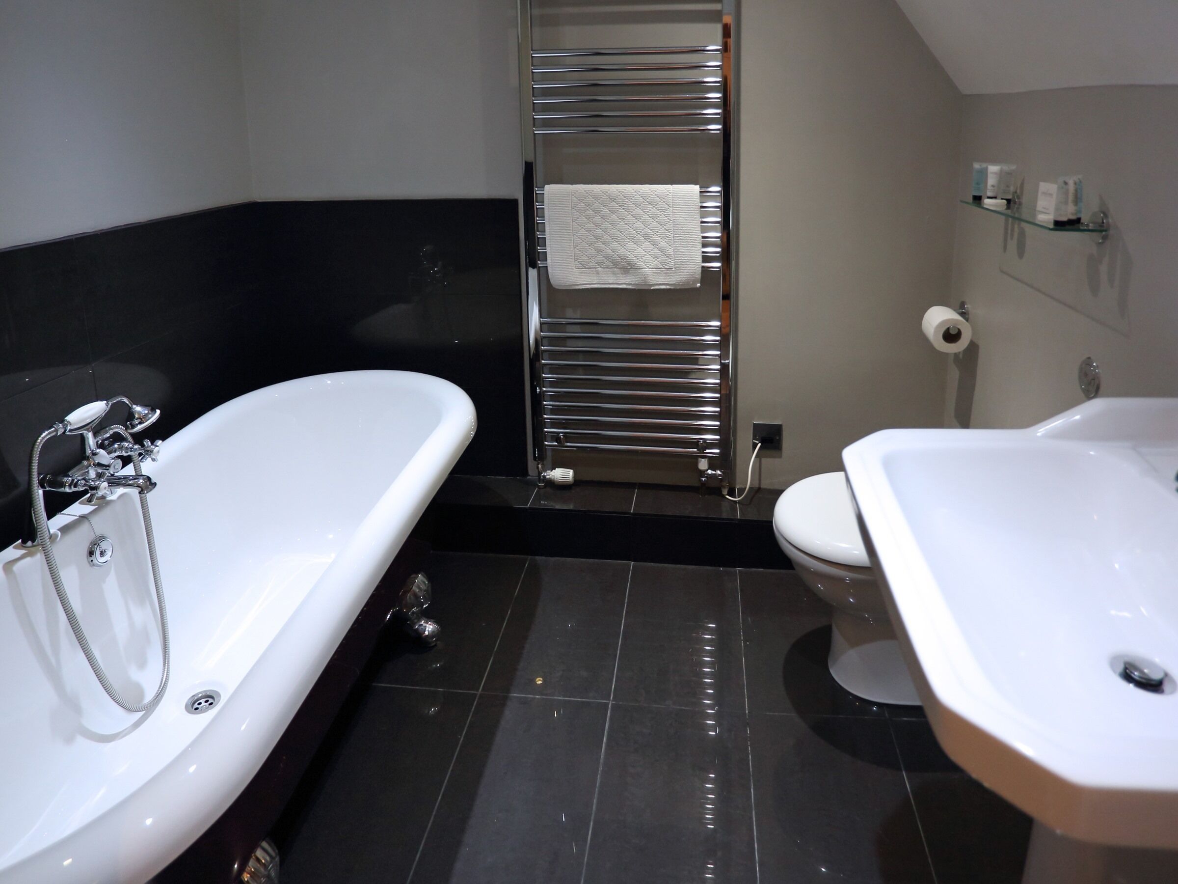 Un baño moderno con bañera, inodoro y ducha.