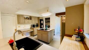 Køleskab, mikrobølgeovn, ovn, kogeplade