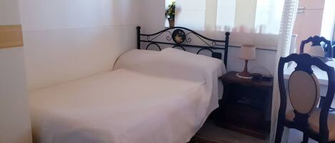 1 bedroom, cots/infant beds, bed sheets