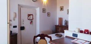 Apartment, 1 Bedroom | In-room dining