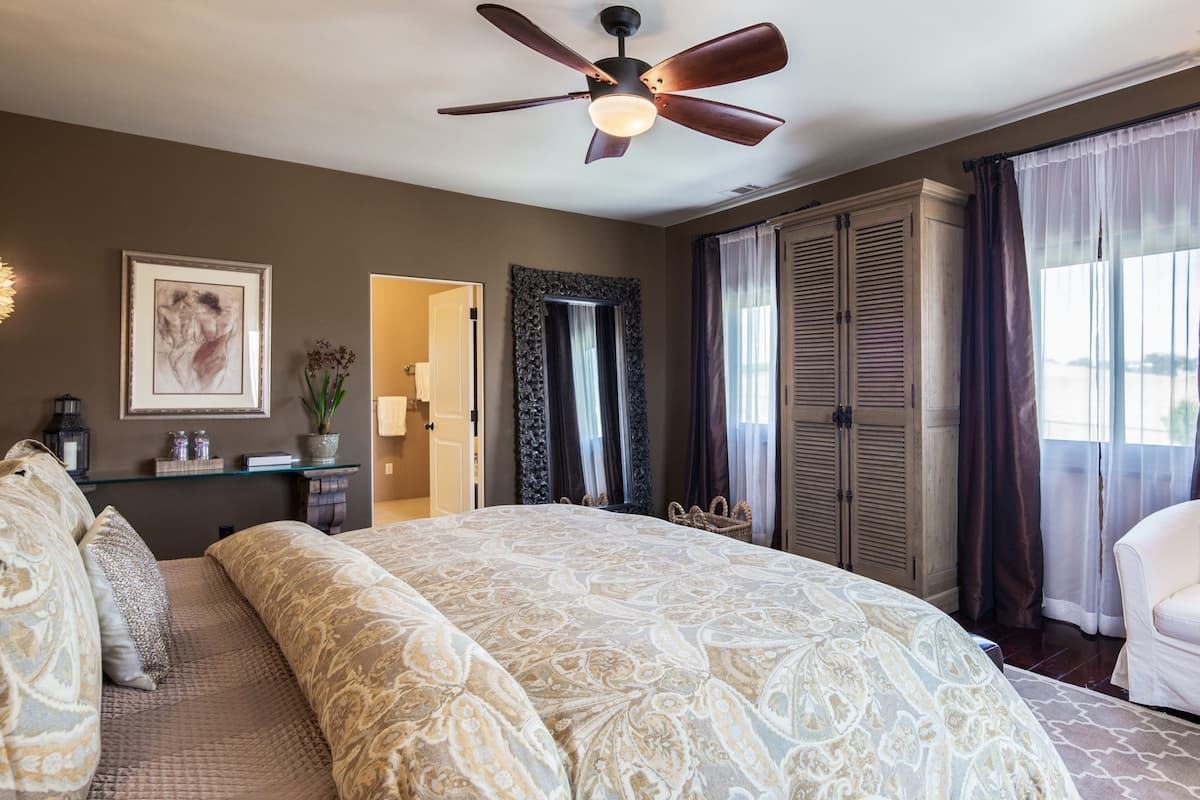 Chambre Double Luxe, 1 très grand lit, non-fumeurs, vue vignoble | Draps en coton égyptien, literie de qualité supérieure