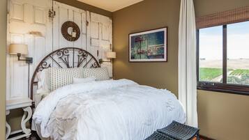 Chambre Quadruple Luxe, plusieurs lits, non-fumeurs, vue vignoble | Draps en coton égyptien, literie de qualité supérieure