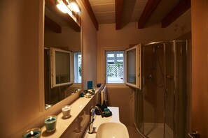 Appartement | Badkamer | Een douche, een haardroger, een bidet, handdoeken