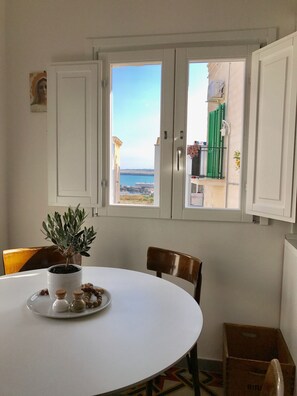 Apartment, 2 Schlafzimmer | Essbereich im Zimmer