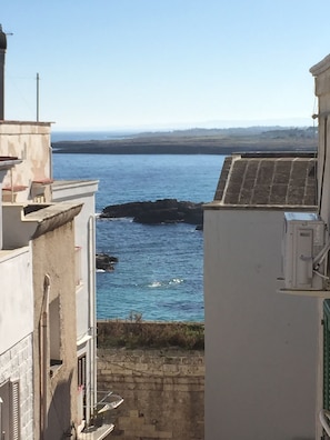 Blick auf die Küste mit Gebäuden über dem Meer.