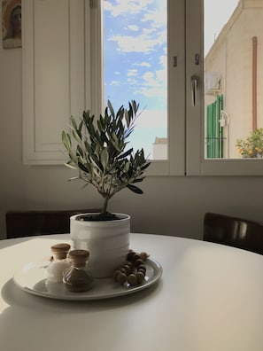 Apartamento, 2 quartos | Opções para refeição no quarto