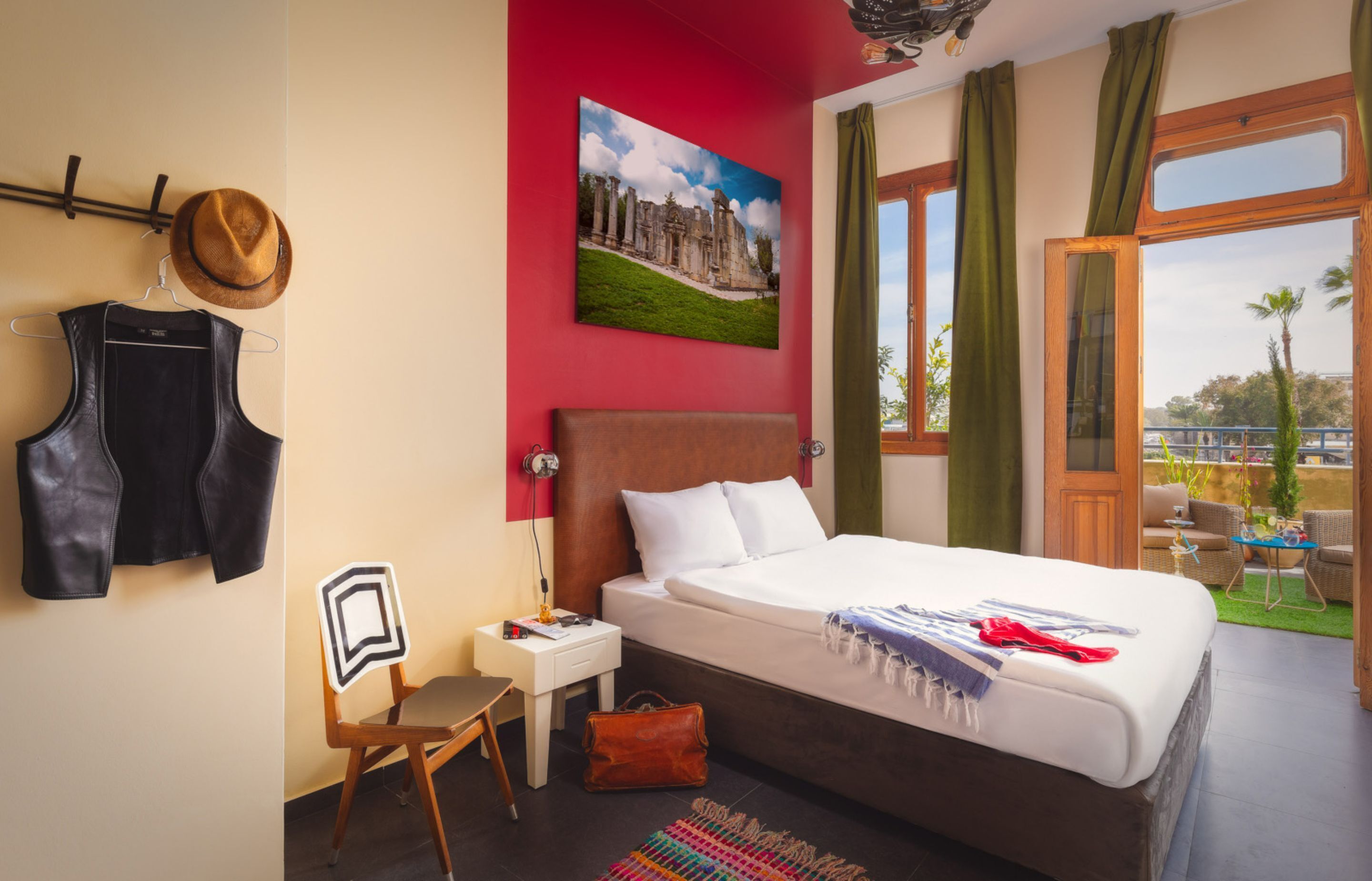 Habitación de diseño doble, balcón | Ropa de cama de alta calidad y espacio para trabajar con un portátil