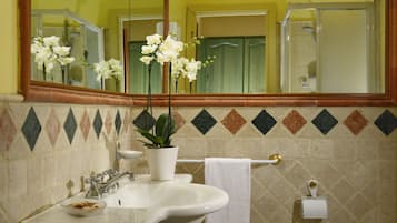 Combined shower/tub, hair dryer, bidet, towels