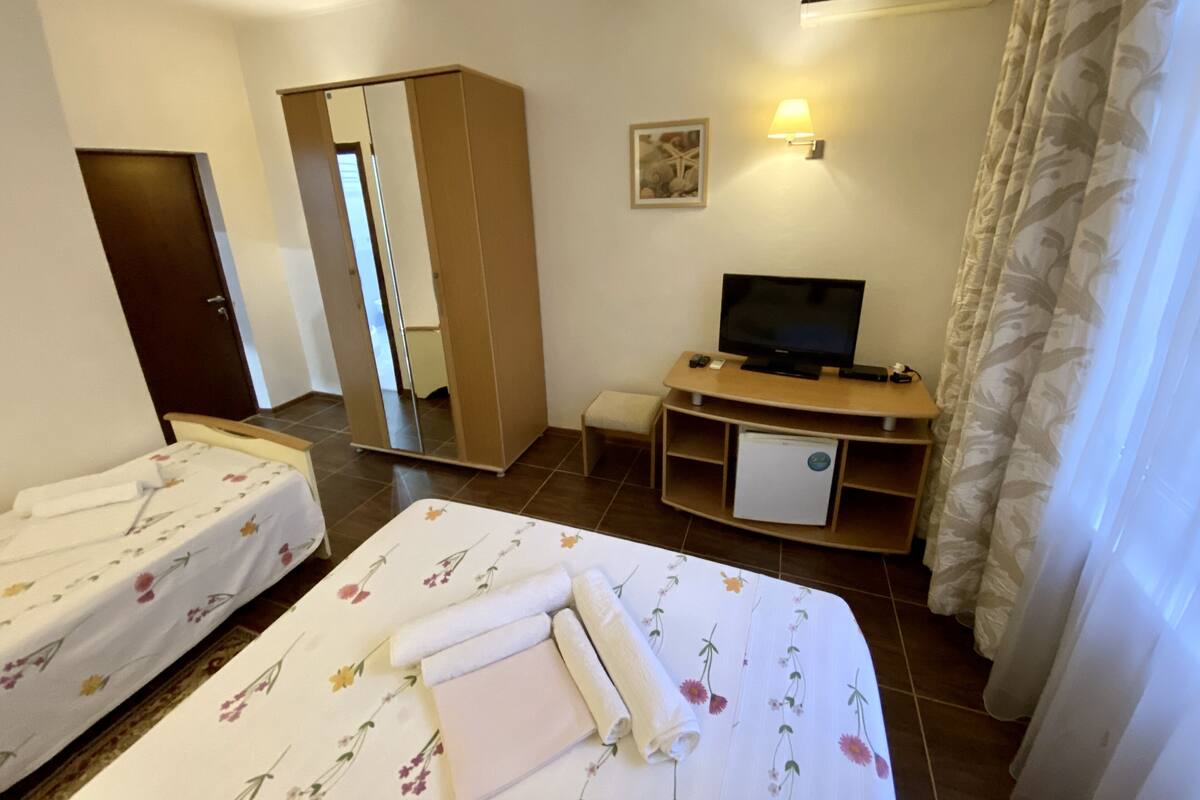 Superior Triple Room | In-room safe, desk, iron/ironing board, free WiFi