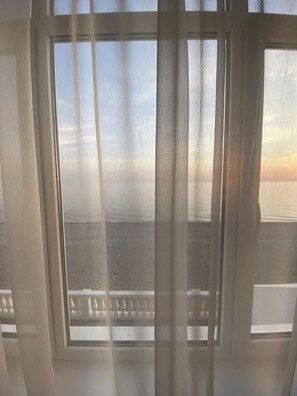 Brankas, meja kerja, setrika/meja setrika, dan Wi-Fi gratis