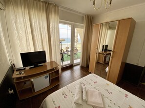 Coffres-forts dans les chambres, bureau, fer et planche à repasser