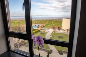 In-room safe, individually decorated, individually furnished, desk - The Ocean Sands Hotel (Enniscrone)