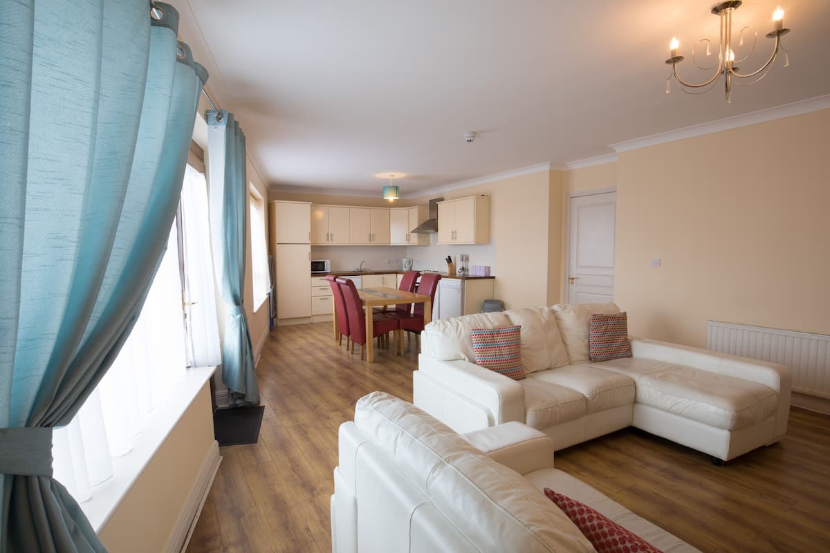 ground floor apartment, 2 bedrooms | 1 bedroom, in-room safe, individually decorated, individually furnished