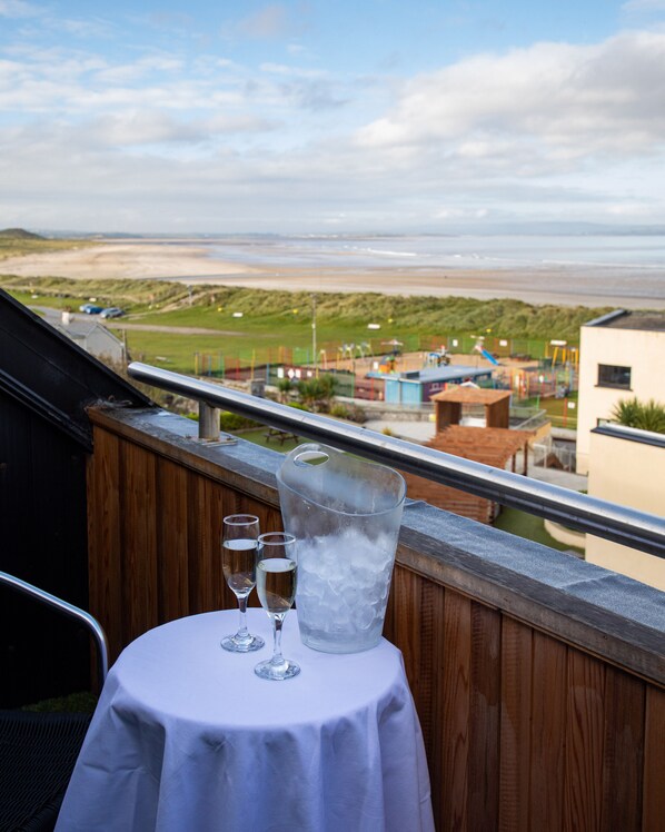 Deluxe Room, 1 King Bed | In-room safe, individually decorated, individually furnished, desk - The Ocean Sands Hotel (Enniscrone)