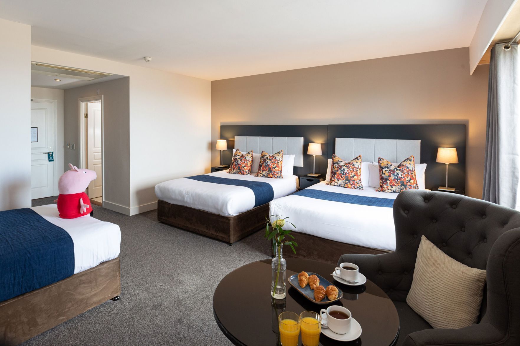 Caja de seguridad en la habitación y decoración personalizada 