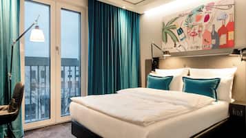 Standard Room, 1 Queen Bed | Premium bedding, in-room safe, desk, blackout drapes