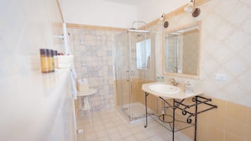 Chambre Classique Double ou avec lits jumeaux | Salle de bain