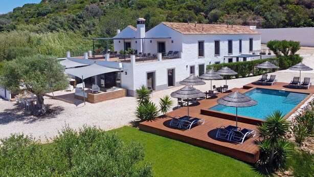 A modern villa with a swimming pool, outdoor seating, and a view of a hillside. - Tapada do Gramacho (Lagoa)