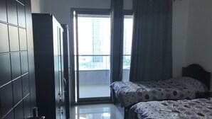 Basic Twin Room, Multiple Beds, Non Smoking, Marina View | Air conditioning - Dubai Marina (Dubai)