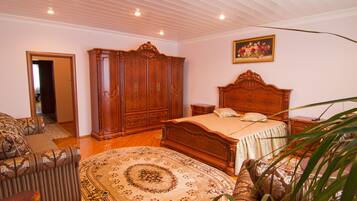 Chambre Confort, 1 très grand lit | Bureau, chambres insonorisées, fer et planche à repasser